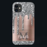 Monogrammed Silver Grey Glitter druppelt roze meta Case-Mate iPhone Case<br><div class="desc">Moderne,  girale,  grijze glitter druipt naam en monogrammed iphone case. Dit ontwerp is voorzien van zilvergrijze (grijze) glittersparkle-druppels op een roze bruine metalen achtergrond met aangepast gepersonaliseerd monogram initiaal en sjabloon van de voornaam. Perfect vrouwelijk geschenk. Neem contact met me op als je hulp of overeenkomende objecten nodig hebt.</div>