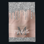 Monogrammed Silver Grey Glitter druppelt roze meta Theedoek<br><div class="desc">Moderne, girale zilveren glitter druppelt naam en monocgrammekeukenhanddoek. Dit ontwerp is voorzien van zilvergrijze (grijze) glittersparkle-druppels op een roze bruine metalen achtergrond met aangepast gepersonaliseerd monogram initiaal en sjabloon van de voornaam. Perfect vrouwelijk geschenk. Let op, dit ontwerp is een fotogeprint effect. Neem contact met me op als je hulp...</div>