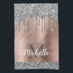 Monogrammed Silver Grey Glitter druppelt roze meta Theedoek<br><div class="desc">Moderne, girale zilveren glitter druppelt naam en monocgrammekeukenhanddoek. Dit ontwerp is voorzien van zilvergrijze (grijze) glittersparkle-druppels op een roze bruine metalen achtergrond met aangepast gepersonaliseerd monogram initiaal en sjabloon van de voornaam. Perfect vrouwelijk geschenk. Let op, dit ontwerp is een fotogeprint effect. Neem contact met me op als je hulp...</div>