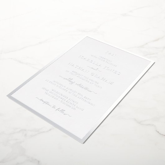 Monogrammed Silver Wedding Folie Uitnodiging (Gedraaid)