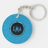 Monogrammed Sky Blue Embossed Floral Pattern Sleutelhanger (Achterkant)