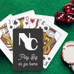 Monogrammed Speel groot of ga naar huis modern Pokerkaarten<br><div class="desc">Monogram speelkaarten met vet, dik en dun, overlappende initialen en bewerkbare tagline zoals Play Big of go home. Personaliseer het ontwerp met uw initialen en gebruik de ontwerptool om de letters in de beste positie te duwen voor een nette, in elkaar grijpende look. Eenvoudig, stijlvol, minimalistisch design met retro typografie....</div>
