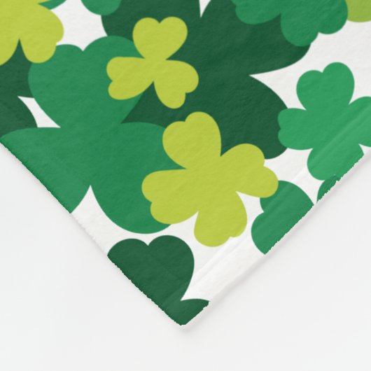 Monogrammed St. Patrick's Day Shamrocks Fleece Deken (Hoek)