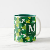 Monogrammed St. Patrick's Day Shamrocks Tweekleurige Koffiemok (Voorkant rechts)