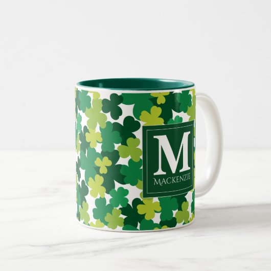 Monogrammed St. Patrick's Day Shamrocks Tweekleurige Koffiemok (Voorkant rechts)