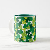 Monogrammed St. Patrick's Day Shamrocks Tweekleurige Koffiemok (Voorkant links)