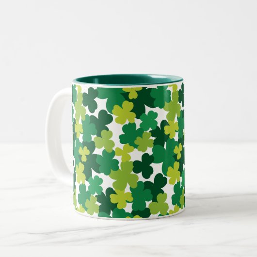 Monogrammed St. Patrick's Day Shamrocks Tweekleurige Koffiemok (Voorkant links)