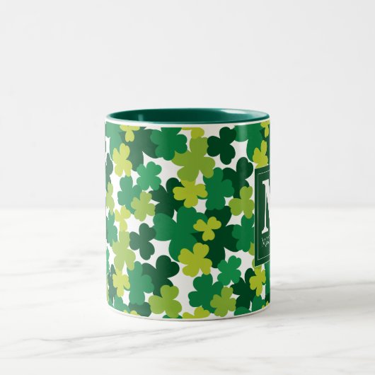 Monogrammed St. Patrick's Day Shamrocks Tweekleurige Koffiemok (Center)