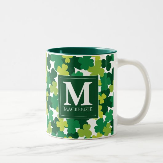 Monogrammed St. Patrick's Day Shamrocks Tweekleurige Koffiemok (Rechts)