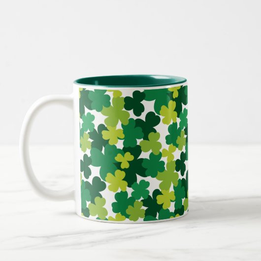Monogrammed St. Patrick's Day Shamrocks Tweekleurige Koffiemok (Links)