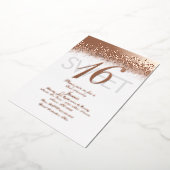 Monogrammed Sweet Sixteen Gold geperst glitter Folie Uitnodiging (Gedraaid)