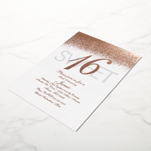 Monogrammed Sweet Sixteen Gold geperst glitter Folie Uitnodiging (Gedraaid)