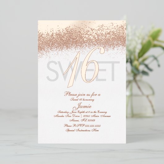 Monogrammed Sweet Sixteen Gold geperst glitter Folie Uitnodiging (Staand Voorkant)
