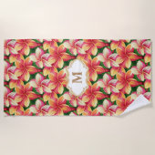 Monogrammed Tropische Roze Bloemen op Forest Green Strandlaken (Voorkant)