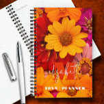 Monogrammed Vibrant Daisies Planner<br><div class="desc">Uw monogram en voornaam in chique letters op een foto van levendige madeliefjes in geel,  warm roze en rood op een gepersonaliseerde planner. Ideaal voor jezelf of een geweldig cadeau voor elke gelegenheid.</div>