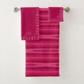 Monogrammed Vivid Fuchsia Bad Handdoek (Insitu)