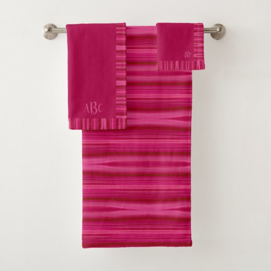 Monogrammed Vivid Fuchsia Bad Handdoek (Insitu)