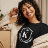 Monogrammed voornaam Initiaal Laurel Wreath Badge T-shirt