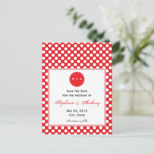 Monogrammed White en Red Polka Dot Save the Date Aankondigingskaart (Staand voorkant)