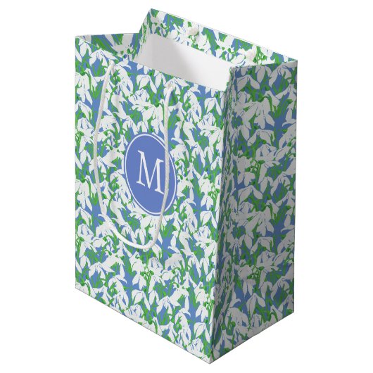 Monogrammed White Snowdruppels op Soft Blue Medium Cadeauzakje (Voorkant Gekanteld)