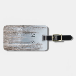 Monogrammed winterbomen op lichtblauwe hemel bagagelabel