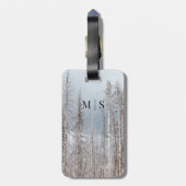 Monogrammed winterbomen op lichtblauwe hemel bagagelabel (Achterkant verticaal)