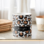 Monogrammed Wit en Gouden Folie Cheetah Patroon Koffiemok<br><div class="desc">Monogram Witte en Gouden Folie Cheetah of Leopard gevlekte dierenpatroon Koffiekopje met jouw naam. De Monogrammed Big Cat Animal Print Mok maakt gebruik van faux modern en gouden folie. De Cheetah Print maakt een geweldig cadeau voor een wild feest.</div>