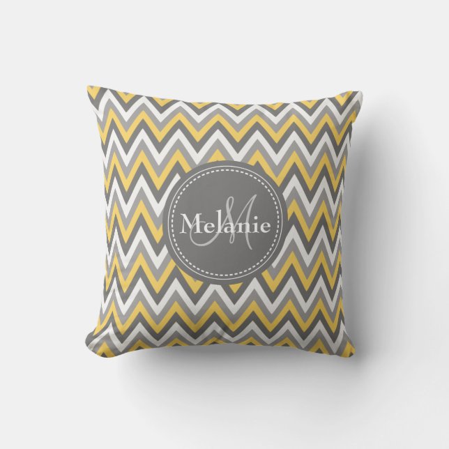 Monogrammed Yellow & Gray Chevron Pattern Kussen (Voorkant)