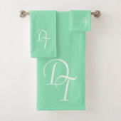 Monogrammed - zeeladiergroen bad handdoek (Insitu)