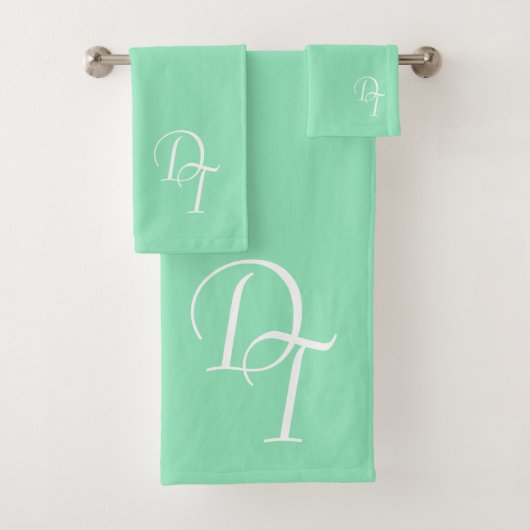 Monogrammed - zeeladiergroen bad handdoek (Insitu)