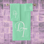 Monogrammed - zeeladiergroen bad handdoek