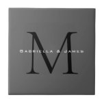 Monogrammed zwart grijs kalligrafie bruiloft tegeltje<br><div class="desc">Extreem esthetische en opvallende initialen vallen op op een grijze achtergrond. De elegante toon van grijs brengt een nobele uitstraling aan dit ontwerp.</div>