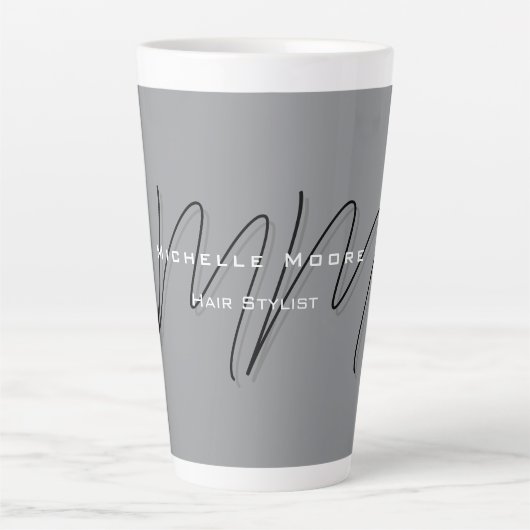 Monogrammed zwart grijs kalligrafie latte mok (Voorkant)