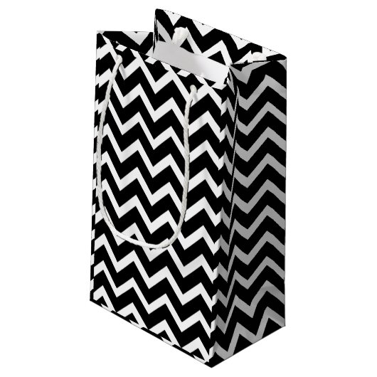Monogrammed Zwart & Wit Geometrisch Zigzag Chevron Klein Cadeauzakje (Achterkant Gekanteld)