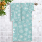 Monogrammen Blauwgroen Aqua Snowflakes Kustwinter Bad Handdoek