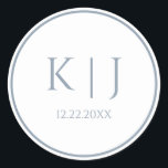 Monogrammen Dusty Blue Elegant Minimalist Wedding Ronde Sticker<br><div class="desc">Gedrukt met monogram initialen voor koppels in aangepaste stoffige blauw kleur geweldig voor bruiloften,  verlovingen,  jubileum etc (die u kunt bewerken,  wijzigen en personaliseren) in eenvoudige,  elegante design!</div>