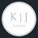 Monogrammen Dusty Blue Elegant Minimalist Wedding Ronde Sticker<br><div class="desc">Gedrukt met monogram initialen voor koppels in aangepaste stoffige blauw kleur geweldig voor bruiloften,  verlovingen,  jubileum etc (die u kunt bewerken,  wijzigen en personaliseren) in eenvoudige,  elegante design!</div>