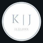 Monogrammen Dusty Blue Elegant Minimalist Wedding Ronde Sticker<br><div class="desc">Gedrukt met monogram initialen voor koppels in aangepaste stoffige blauw kleur geweldig voor bruiloften,  verlovingen,  jubileum etc (die u kunt bewerken,  wijzigen en personaliseren) in eenvoudige,  elegante design!</div>