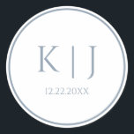 Monogrammen Dusty Blue Elegant Minimalist Wedding Ronde Sticker<br><div class="desc">Gedrukt met monogram initialen voor koppels in aangepaste stoffige blauw kleur geweldig voor bruiloften,  verlovingen,  jubileum etc (die u kunt bewerken,  wijzigen en personaliseren) in eenvoudige,  elegante design!</div>