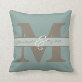Monogrammen initiaal met namen op voor & achter kussen