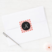 Monogrammen koraalroze quatrefoliepatroon vierkante sticker (Envelop)