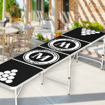 Monogrammen met Circle Pyramid Black Regulation Beer Pong Tafel<br><div class="desc">Monogrammed Beer Pong Table die je kunt personaliseren. Deze eenvoudige en stijlvolle tabel met de regelmaat is zwart met witte cirkelpiramiden aan elk uiteinde, om als handleidingen voor het plaatsen van bekertjes te gebruiken. Het monogram van de de insignaalstijl van de logo kan met uw zaken of familienaam worden aangepast,...</div>