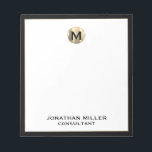 Monogrammen minimalistisch Notitieblok voor zwart<br><div class="desc">Laat je notities opvallen met dit monogrammed minimalistisch zwart-goudnotitieblok. Het elegante ontwerp kenmerkt een geborsteld goudmonogram initiaal dat tegen een witte achtergrond in zwarte in orde wordt gebracht, met klassieke bloktypografie voor de naam en de titel. Het notitieblok bevat 40 vellen papier van hoge kwaliteit, perfect voor het samenvoegen van...</div>