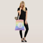 Monogrammen pasta-regenboogkleurige strepen tote bag (Op model)