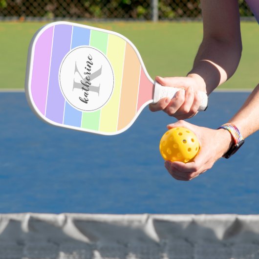 Monogrammen regenboogkleurig StripesPatroon Pickleball Paddle (Insitu)