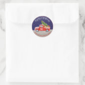 Monogrammen rode kersttruck met sneeuw 's nachts ronde sticker (Tas)
