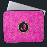 Monogrammen Roze Suede Leather Kijk Floral Design Laptop Sleeve<br><div class="desc">Elegant roze met reliëfreliëf en bovenaan het design zijn leder. Dit is een afbeelding van leder en geen echt of nep leder en met reliëfdruk is een fotoshop-effect. Aangepast en optioneel monogram met metalen goudaccenten.</div>