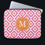 Monogrammen roze Tangerine Ikat Pattern Laptop Sleeve<br><div class="desc">Stijlvol en stijlvol design is voorzien van een kleurrijk en trendy diamant met een mooi patroon en kan worden gepersonaliseerd met uw monogram,  initiaal,  naam of een tekst van uw keuze voor een perfect aangepast cadeau!</div>