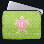 Monogrammen roze Zee Turtle Green Quatrefoil Laptop Sleeve<br><div class="desc">Een geschenk met een afbeelding van een roze zee schildpad.  Geef je monogram een persoonlijk tintje op de schildpad van de schildpad.  Achtergrond is kalkgroen quatrefolospatroon.</div>