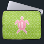 Monogrammen roze Zee Turtle Green Quatrefoil Laptop Sleeve<br><div class="desc">Een geschenk met een afbeelding van een roze zee schildpad.  Geef je monogram een persoonlijk tintje op de schildpad van de schildpad.  Achtergrond is kalkgroen quatrefolospatroon.</div>